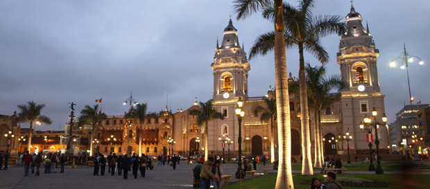 lima-plaza-del-armas-peru-tours-travel-vaya-adventures